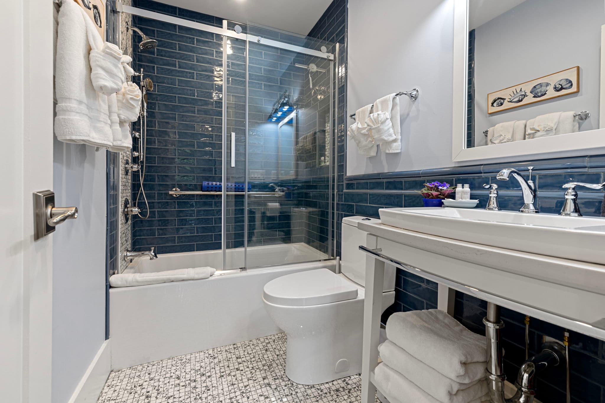 Tub / shower combo with grab bar and glass shower doors